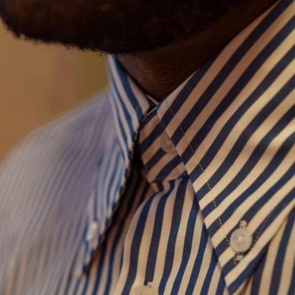 Camisa Azul de Riscas Brancas